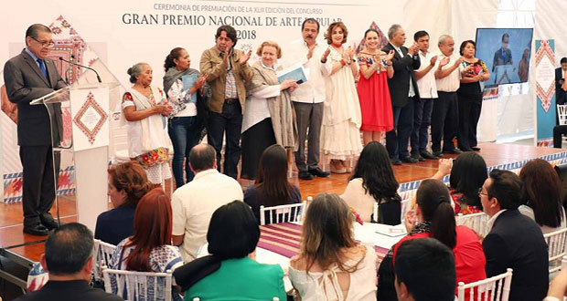 Fonart premia a 8 artesanos poblanos por sus bordados y pinturas