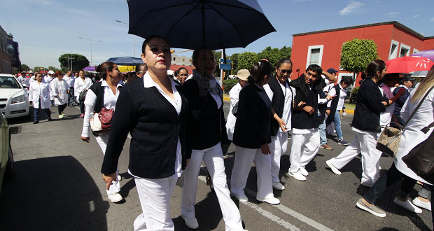 Marchan en Puebla trabadores de salud