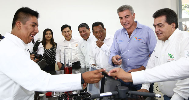 Gali entrega rehabilitación de Cecyte en Tehuitzingo