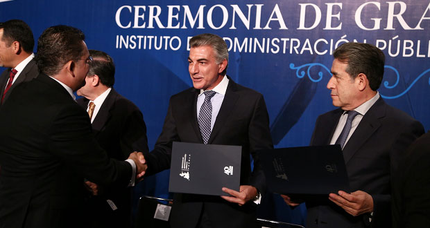 Acude Gali a ceremonia de graduación del Instituto de Administración