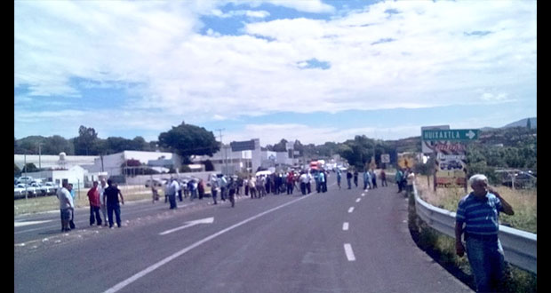 Transportistas cierran federal a Atlixco por unidades “pirata” de línea TPT