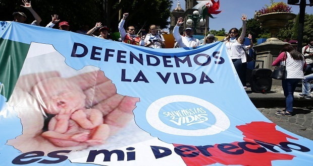 En Puebla capital, marchan contra despenalización del aborto a nivel nacional