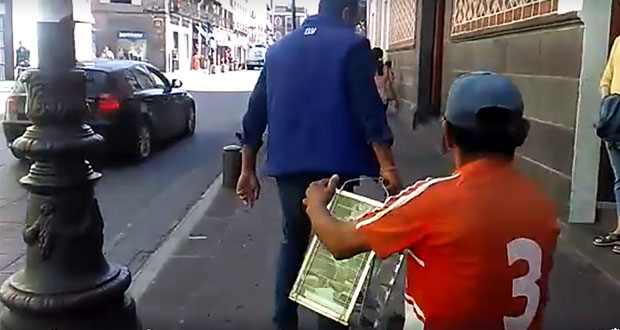 Ahora en el Centro Histórico, inspector quita gelatinas a ambulante