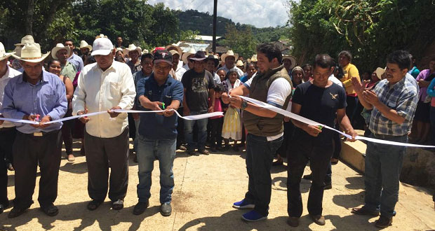 Inauguran pavimentación de calle “Camino al panteón” en Naupan