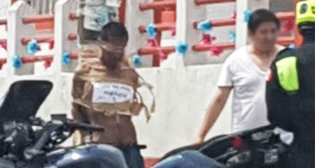 Con cinta, atan a poste a presunto ladrón en colonia Santa María