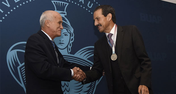Universidad de Camagüey reconoce a Esparza por gestión en BUAP