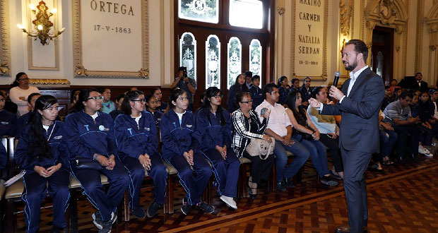 Banck reconoce a alumnos del Imacp que representarán a Puebla en EU