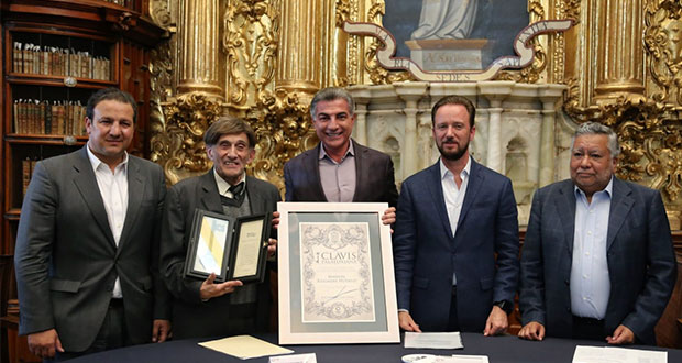 Gali entrega Clavis Palafoxiana a dramaturgo Manuel Reigadas
