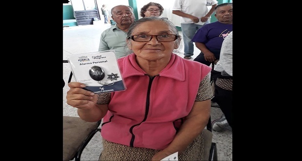 Ssptm entrega alarmas personales a adultos mayores en Amalucan