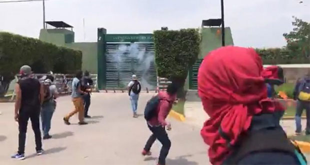 Atacan batallón de Iguala; tribunal dice sí a comisión por Ayotzinapa