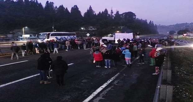 Ejidatarios bloquean la México-Puebla; exigen a CFE pagarles sus tierras