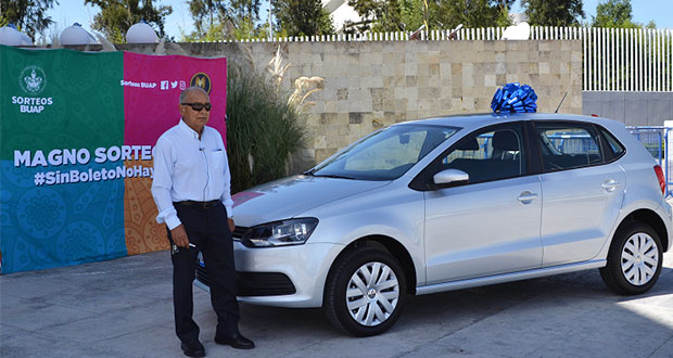 Entregan auto a ganador del 1er sorteo Compra y Gana de la BUAP