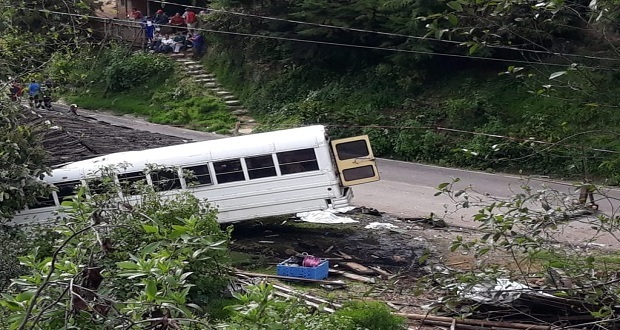 Camión con peregrinos se queda sin frenos y mueren 11 en Michoacán