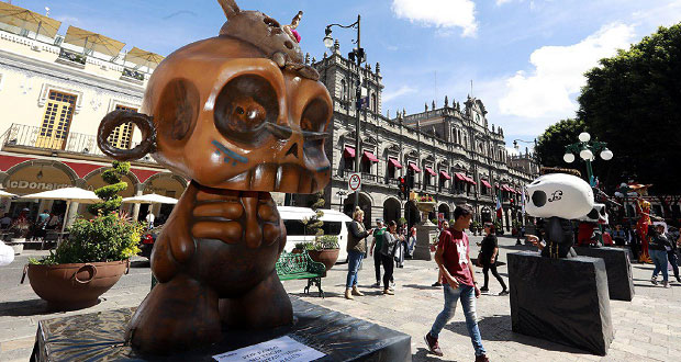 Comuna poblana inaugura exposición “Me lleva la huesuda” en zócalo
