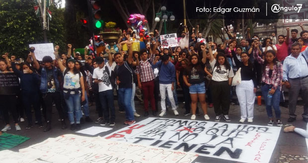 A 50 años del 2 de Octubre, vándalos empañan marcha estudiantil en Puebla