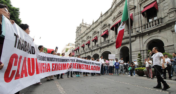 Pacheco encabeza marcha de despedidos del ayuntamiento y piden reinstalación