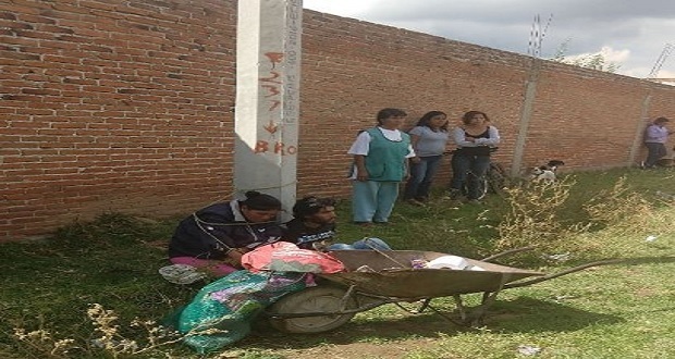 Amarran a un poste a pareja por robo en casa de Amozoc