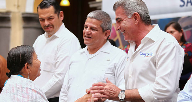 Gobierno estatal entrega apoyos para impulsar a artesanos poblanos