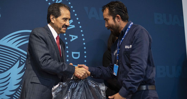 Rector de la BUAP entrega uniformes a trabajadores no académicos