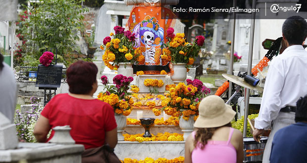 Poblanos conviven con sus muertos con la fe de que vuelven a casa por un día