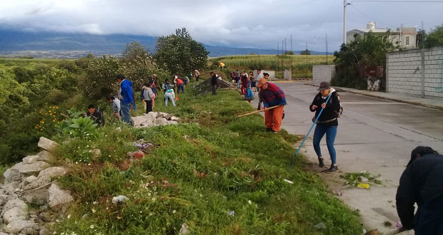 Vecinos dan mantenimiento a red de agua y limpian colonia en Atlixco