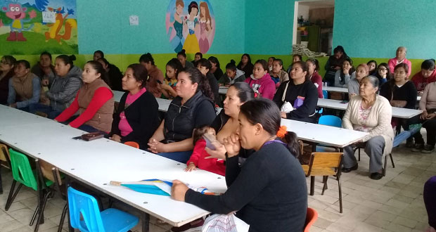 En preescolar de Tepexi, orientan a padres en convivencia con hijos