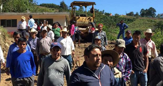 Inician pavimentación de calle en Huilacapixtla, Huauchinango