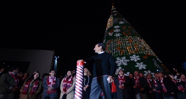 Esparza enciende las 192 luces led del árbol de Navidad de la BUAP