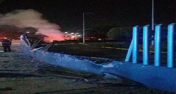 Auto vuelca sobre la Atlixcáyotl y termina incendiado en una iglesia