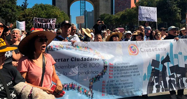 “Ni fifí ni chairos”, consignan en 1ª marcha contra AMLO tras asumir