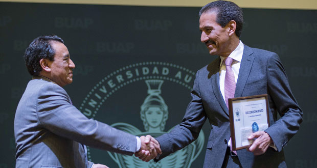 BUAP reconoce a 271 académicos y 179 administrativos por antigüedad