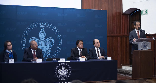 BUAP, referente nacional en enseñanza de lenguas extranjeras: rector