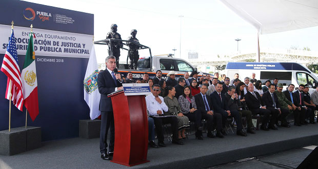 Gobierno estatal entrega patrullas y equipamiento a 28 municipios