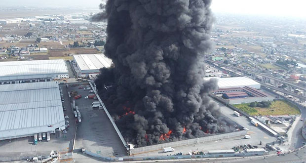 Fuego acaba con bodega de telas Parisina y suspende vuelos en Edomex