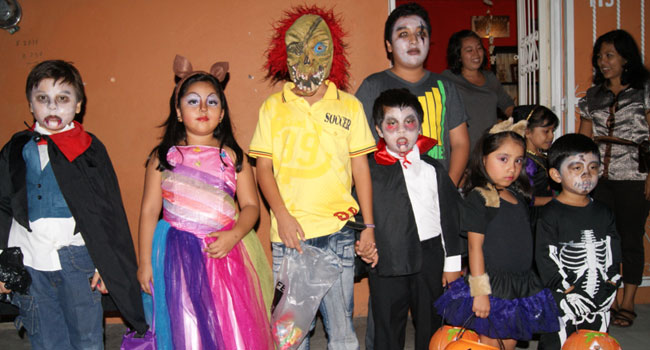 “¿No coopera para mi calaverita?” y otras frases para pedir dulces. Foto: Todo Chiapas
