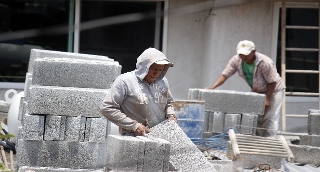 A un año de Covid, trabajo comienza a reactivarse: Mario, albañil en Puebla