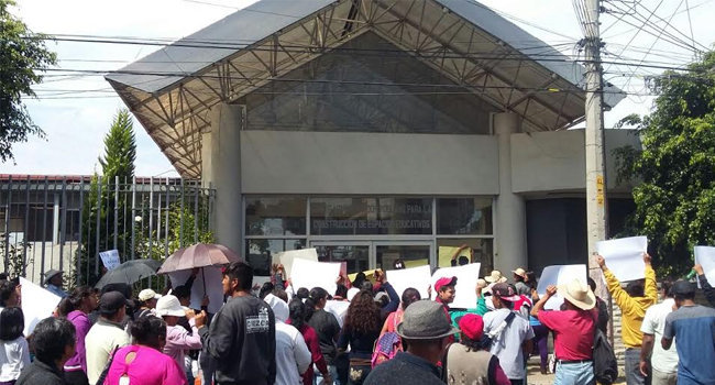 Protestan frente al Capcee para exigir infraestructura educativa. Foto: Especial