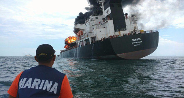 Buque de Pemex con combustible explota en Veracruz.
