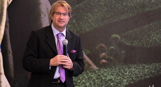 Ante orden de captura, Andrés Roemer niega acusaciones de violación