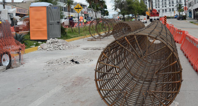 Acusan daños a viviendas por obras en centro comercial de Momoxpan