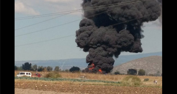 Ahora en Tepeaca, arde ducto de Pemex por fuga en toma clandestina