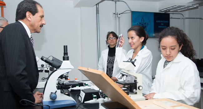 Esparza entrega laboratorios en preparatoria Cabrera Barroso