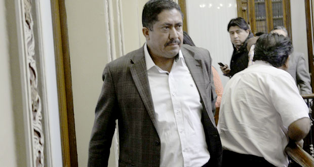 PAN sancionaría a Víctor León por ir a evento de Compromiso por Puebla: Giles