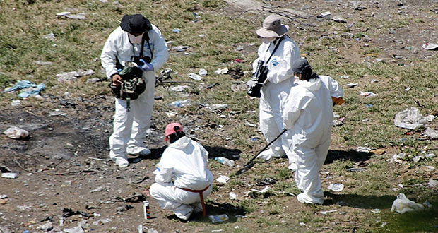 Padres de Ayotzinapa exigen a PGR seguir más líneas de investigación