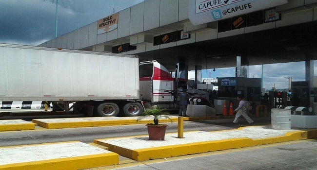 En Amozoc, toman caseta en protesta contra privatización del agua