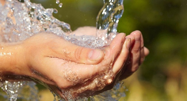 Mexicanos gastan triple de agua necesaria