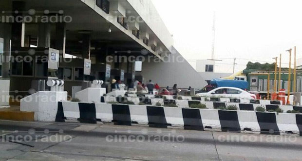 Integrantes de la CNPA toman caseta de Amozoc por 2 horas