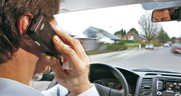 Uso de celulares, una de las principales causas de accidentes viales