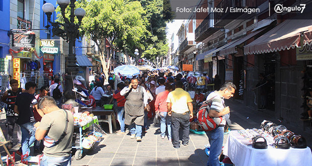 Según Google, mexicanos prefieren regalar ropa y calzado en navidad.
