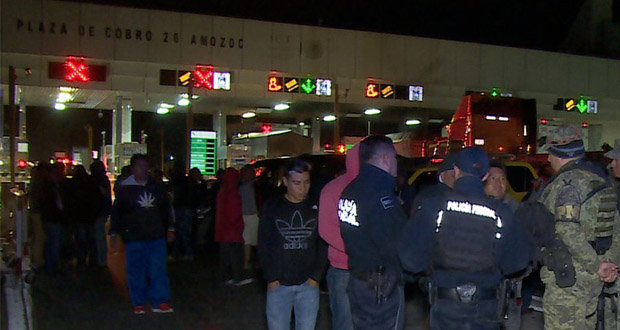 Vecinos toman caseta en Amozoc; acusan afectaciones en operativos